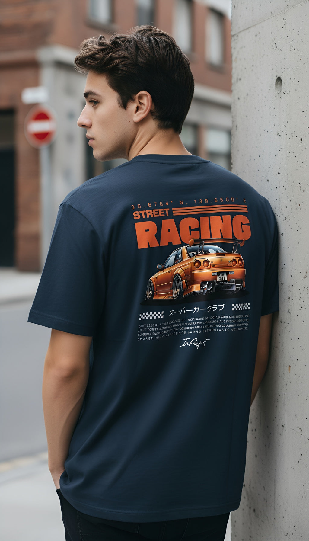 french navy T-shirt van biologisch katoen skyline op model achterkant | french navy organic cotton T-shirt skyline on model back | ImPerfect Wear