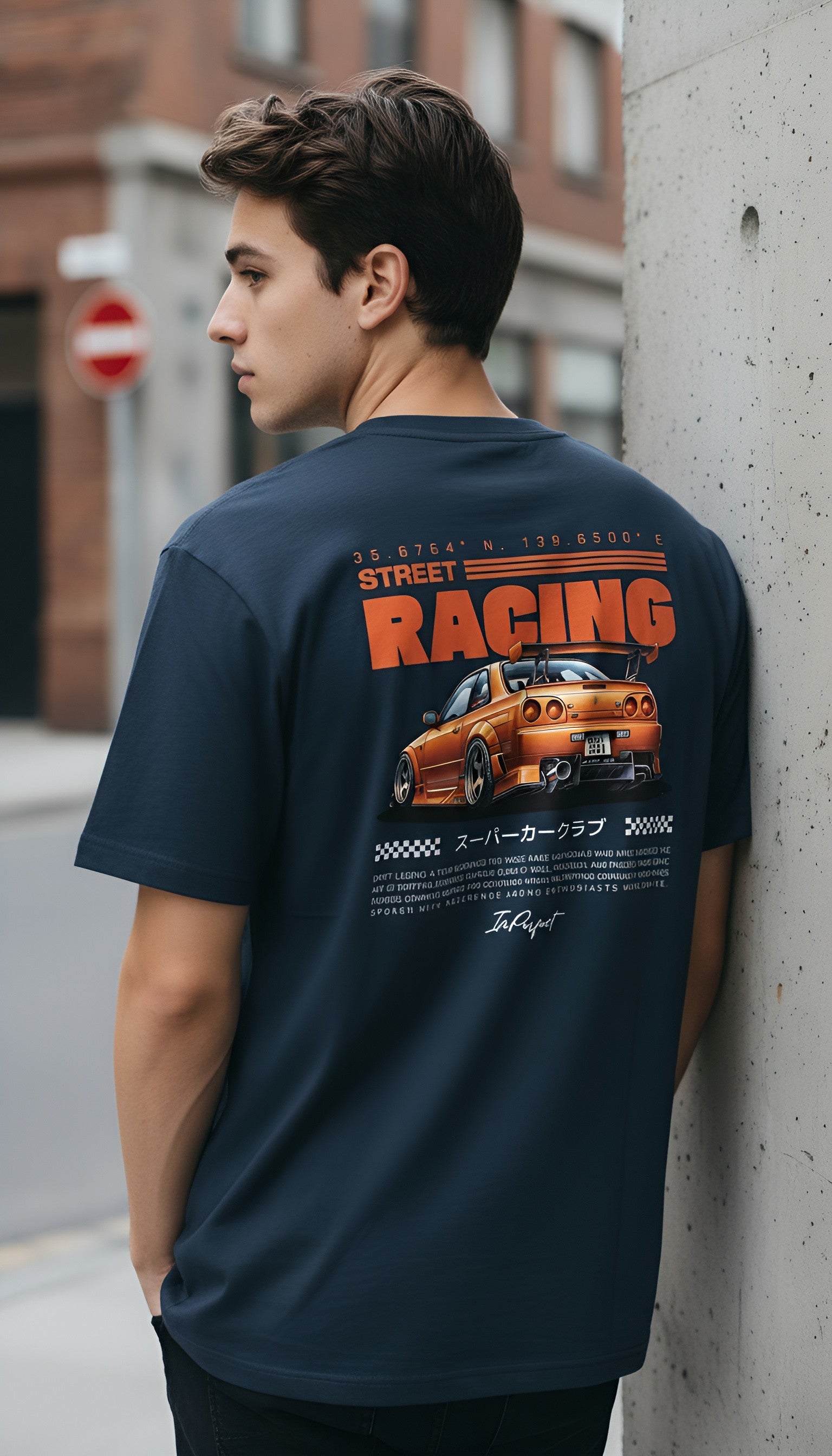 french navy T-shirt van biologisch katoen skyline op model achterkant | french navy organic cotton T-shirt skyline on model back | ImPerfect Wear