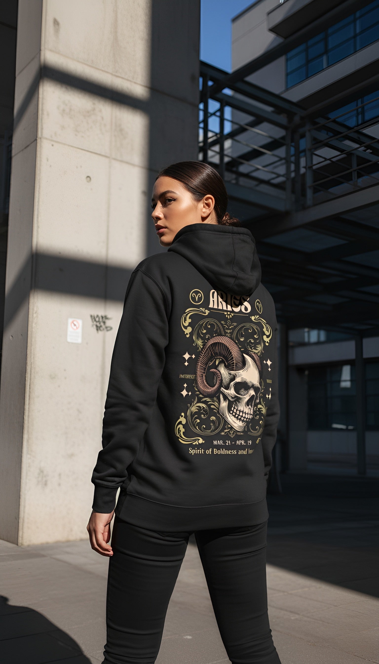 zwart limited hoodie sterrenbeeld Ram achterkant | black limited hoodie zodiac aries back | ImPerfect wear